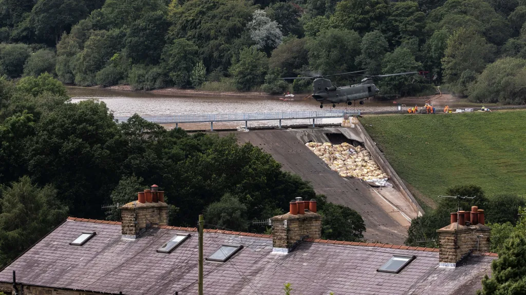 Situace u přehrady ve Whaley Bridge zůstává kritická