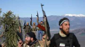 Příslušníci povstalecké Svobodné syrské armády usilují s podporou Turků o získání Afrínu