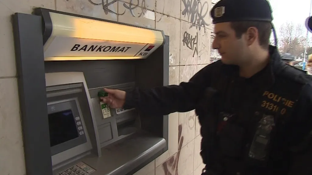Břeclavští strážníci dnes kontrolovali všechny bankomaty ve městě