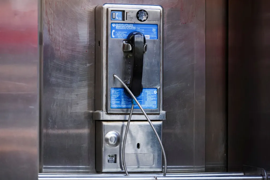 Newyorčané se rozloučili s poslední telefonní budkou ve městě