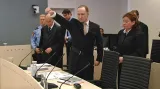 Anders Breivik zvedá pravici se zaťatou pěstí