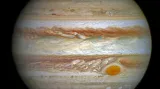 Kombinace snímků Jupitera v normálním spektru a jeho polárních září v infračerveném spektru.  Fotografie pořídil Hubbleův vesmírný dalekohled.