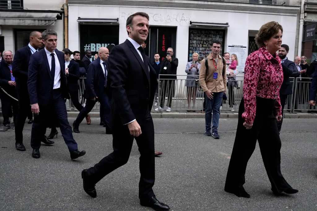Francouzský prezident Emmanuel Macron a britská velvyslankyně ve Francii Menna Rawlingsová (vpravo) se procházejí po ulici před Elysejským palácem