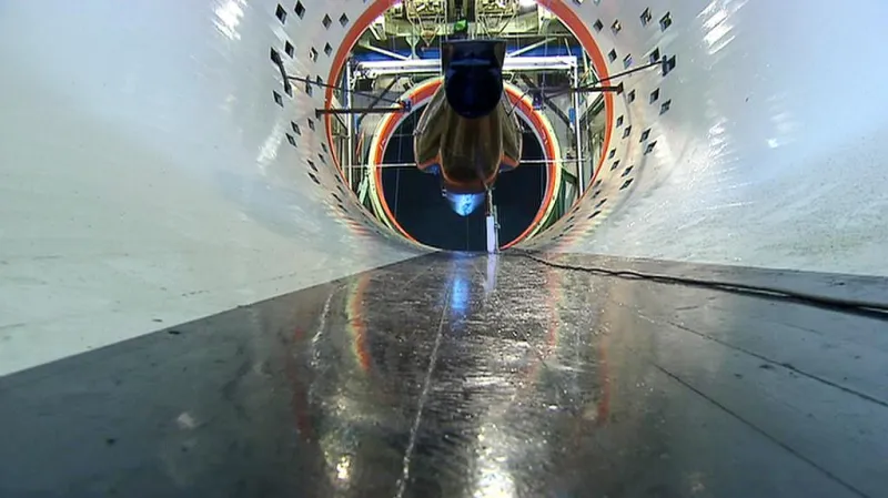 Ultralehká stíhačka v tunelu