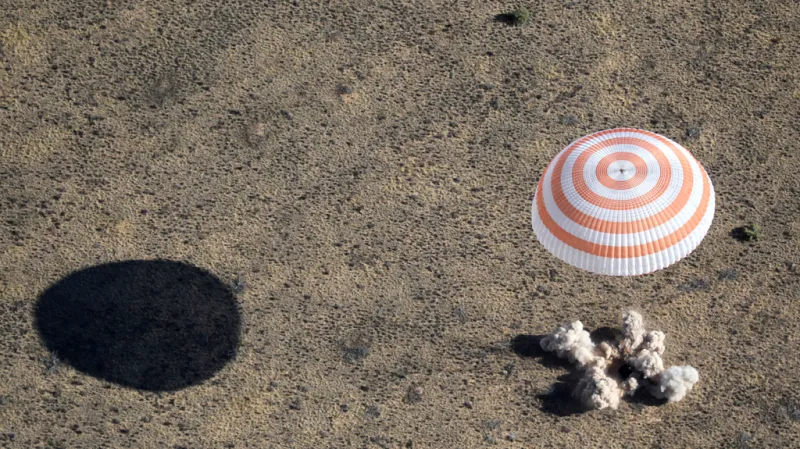 Přistání modulu Sojuzu v Kazachstánu