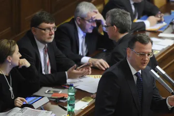 Opozice chce opět pád vlády, Nečas mluví o „folklorním cvičení“