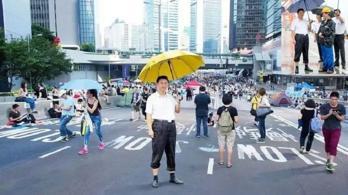 Čínský prezident s deštníkem - šlágr na sociálních sítích v Hongkongu
