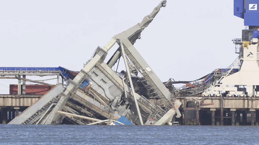 Poryvy větru zničily i jeřáb v přístavu Wilhelmshaven