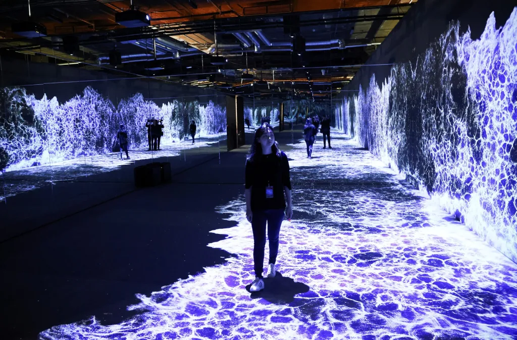 Londýnský galerijní prostor 180 Studios ve spolupráci se SUUM Project zahájí 13. října experimentální výstavu, která posunuje hranice vnímání virtuální reality