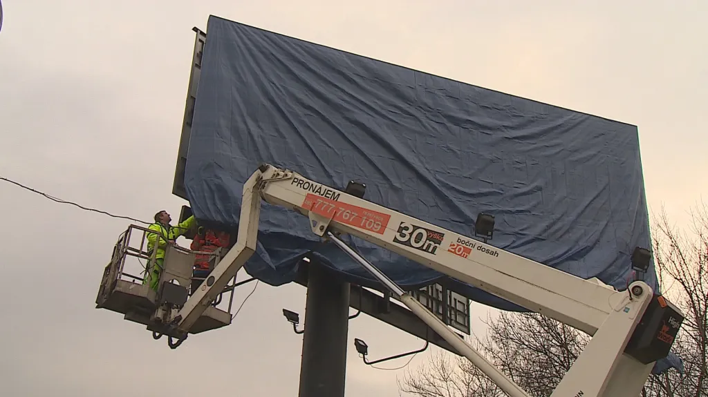 Nelegální billboardy před odstraněním silničáři přikrývají