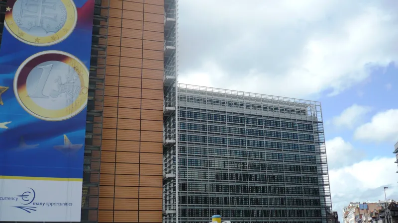 Budovu Evropské komise zdobí slovenské euro.