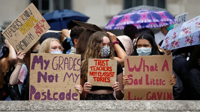 Britští studenti protestují proti vládním rozhodnutím