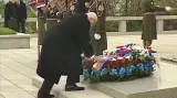 Václav Klaus při kladení věnců