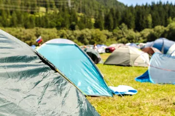 Hostel v knihovně i další louka pro stany. Vary před festivalem posilují ubytování