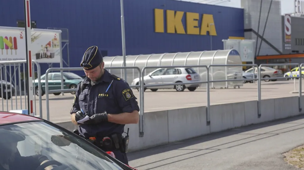 Obchodní dům IKEA ve Švédsku, kde útočník zabil dva lidi