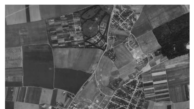 Letecký snímek Ďáblic z roku 1953, hřbitov nahoře vlevo