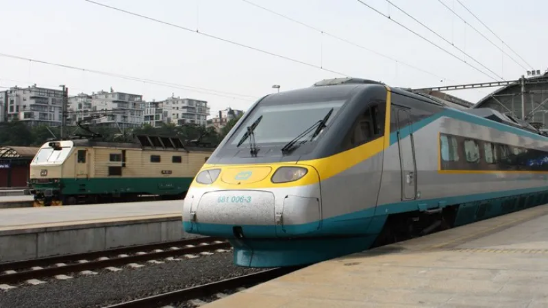 Pendolino a stará lokomotiva