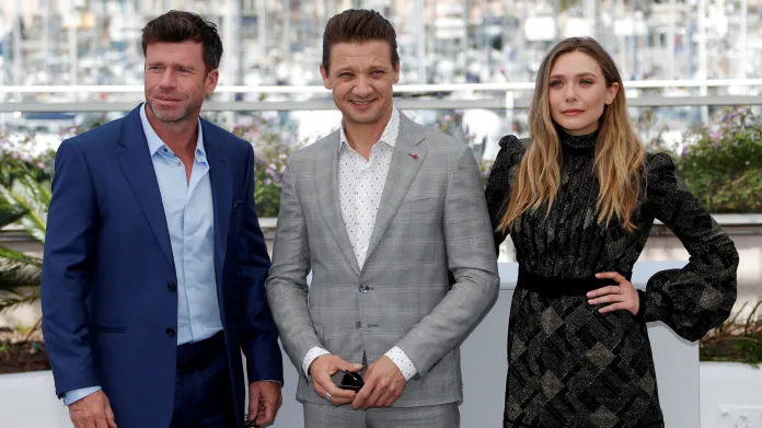 Taylor Sheridan (vlevo) v Cannes s herci svého režijního debutu Elizabeth Olsenovou a Jeremym Rennerem