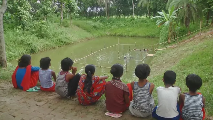 Bangladéšané při kurzu plavání