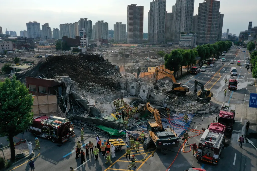 V jihokorejském městě Kwangdžu došlo ve středu ke zřícení budovy. Na fotografii záchranáři pátrají po cestujících z autobusu, který zůstal uvězněný pod troskami budovy