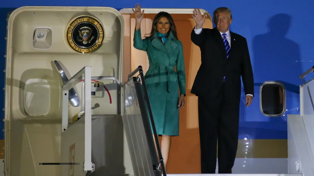 Donald Trump a Melania Trumpová po příletu do Varšavy