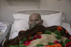 Afghánským nemocnicím docházejí léky i nafta na výrobu kyslíku. Chybí dárci i peníze na platy