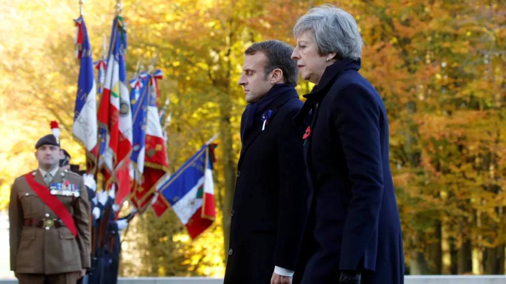 Francouzský prezident Emmanuel Macron a britská premiérka Theresa Mayová se zúčastnili vojenského ceremoniálu na francouzsko-britském národním nekropolisu v Thiepvalu