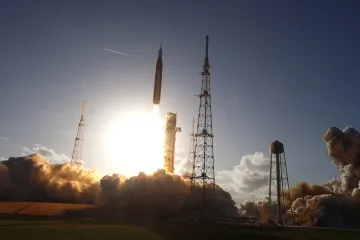 Artemis II odstartovala na cestu k Měsíci