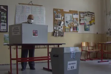 Odklad voleb kvůli koronaviru je až poslední možnost, říká Hamáček. Senátoři chtějí, aby mohli hlasovat i lidé v karanténě