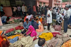V Indii v tlačenici zemřelo přes sto lidí