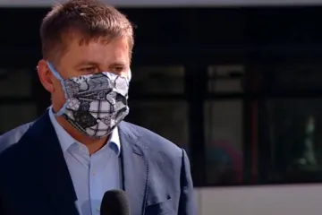 Taxi s ministrem Petříčkem havarovalo. Řidič zřejmě zkolaboval, záchranářům se ho nepodařilo oživit