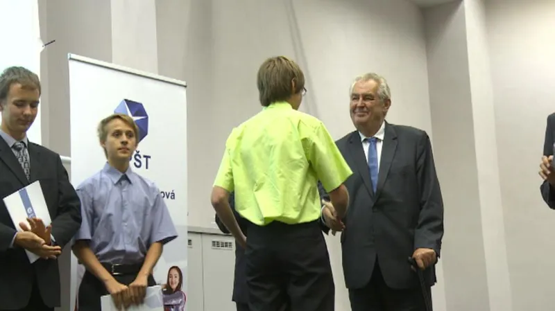 Vysvědčení rozdal dětem prezident i ministryně