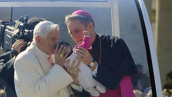 Papež požehnal několika dětem