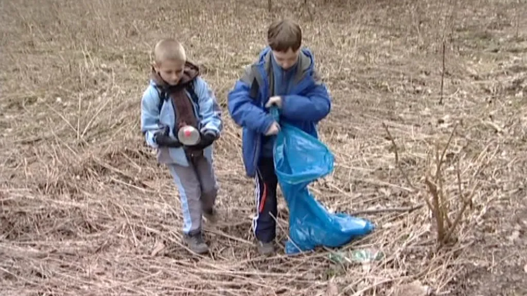 Odpadky pomáhaly sbírat i děti