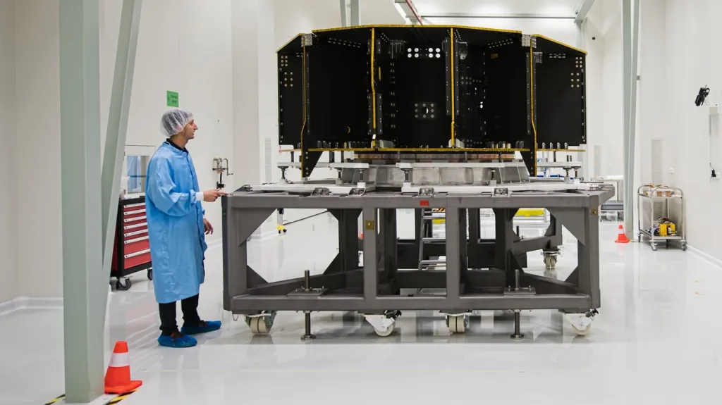 Tomáš Koban z VUT Brno u servisního modelu Plato