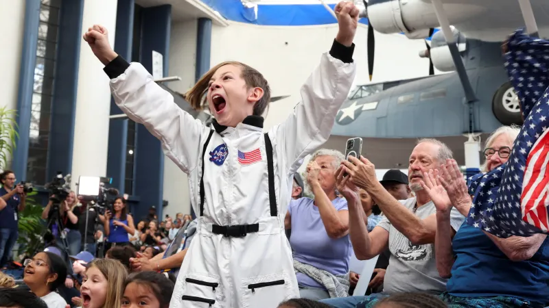 Fanoušci kosmonautiky sledovali přistání z centra San Diega