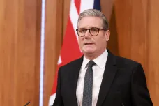 Británie zpřísňuje migrační pravidla, Starmer varoval před „ostrovem cizinců“