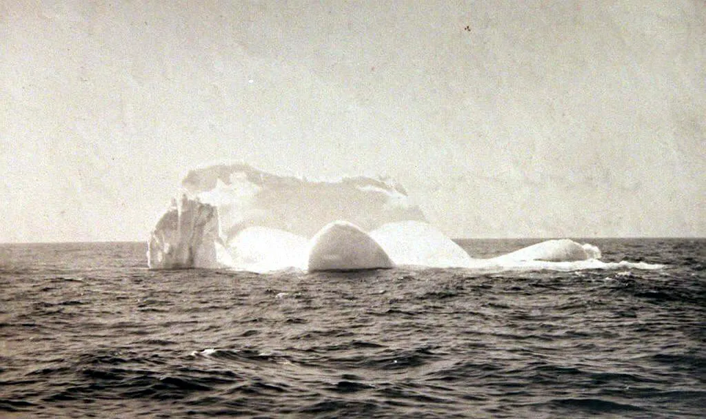 Osudný ledovec zaznamenal jeden ze členů posádky lodi Carpathia, která prováděla záchrannou operaci na místě potopení Titanicu