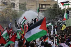 Davy na Blízkém východě podpořily Palestince a pálily fotky Netanjahua. Demonstrovalo se i v Evropě
