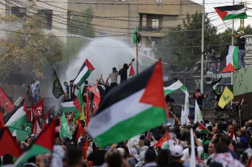 Davy na Blízkém východě podpořily Palestince a pálily fotky Netanjahua. Demonstrovalo se i v Evropě
