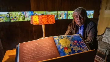 Barbora Lungová vytvořila multimediální instalaci sestávající ze zahradní chatky, jejíž vnitřek je obložen částmi zahradního nábytku. Uvnitř tak vzniklo intimní zázemí pro autorčina díla: novou sérii fotografií, poetické audio a sérii akvarelů