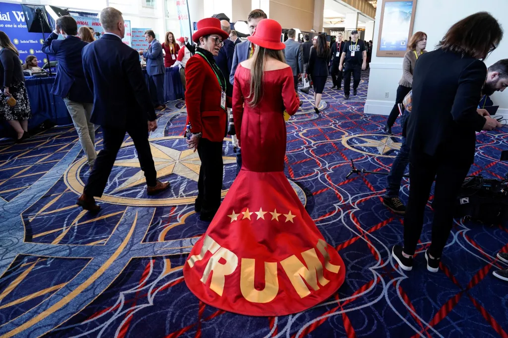 Na výroční konzervativní politickou konferenci v Oxon Hill dorazila žena podporující amerického prezidenta Donalda Trumpa