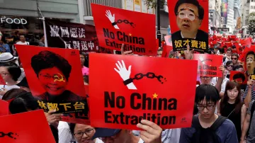 Demonstranti požadují, aby o zákoně, který umožňuje vydat občany Hongkongu do Číny, nebylo hlasováno