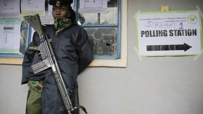 Hlídka na nádraží v Keni dohlíží na průběh voleb