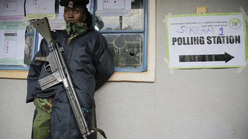 Hlídka na nádraží v Keni dohlíží na průběh voleb