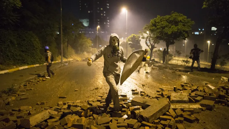 Květnové protesty proti kácení stromů v istanbulském parku Gezi přerostly v masové protesty proti vládě premiéra Erdogana.