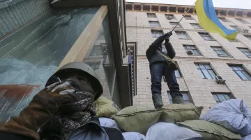 Opoziční demonstranti na barikádě v Kyjevě
