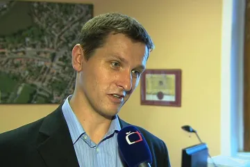 Říčanský starosta Kořen odstupuje kvůli kauze s byty, nesouhlasí s jejich prodejem za sto korun