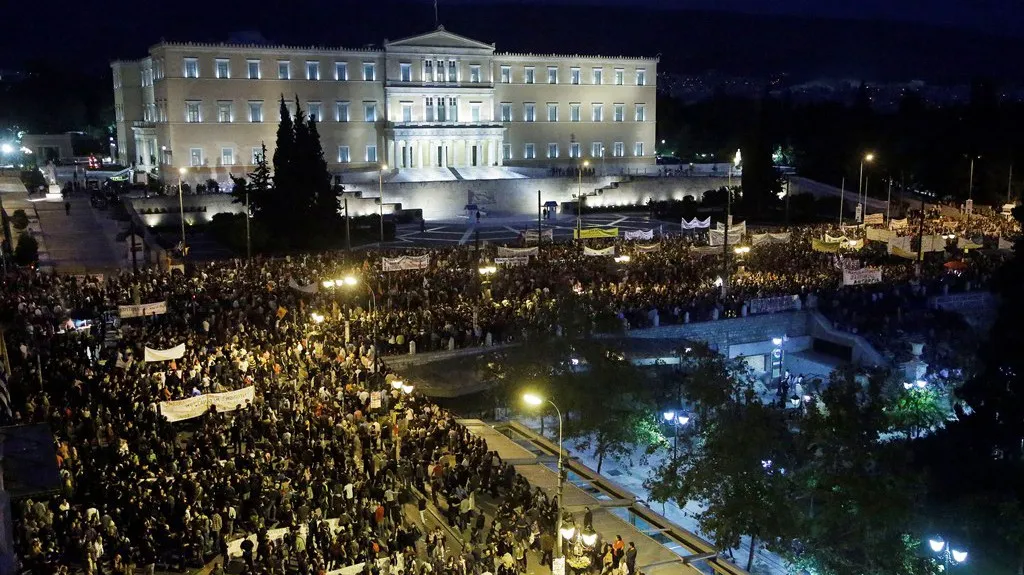 Řekové demonstrují proti dalším škrtům