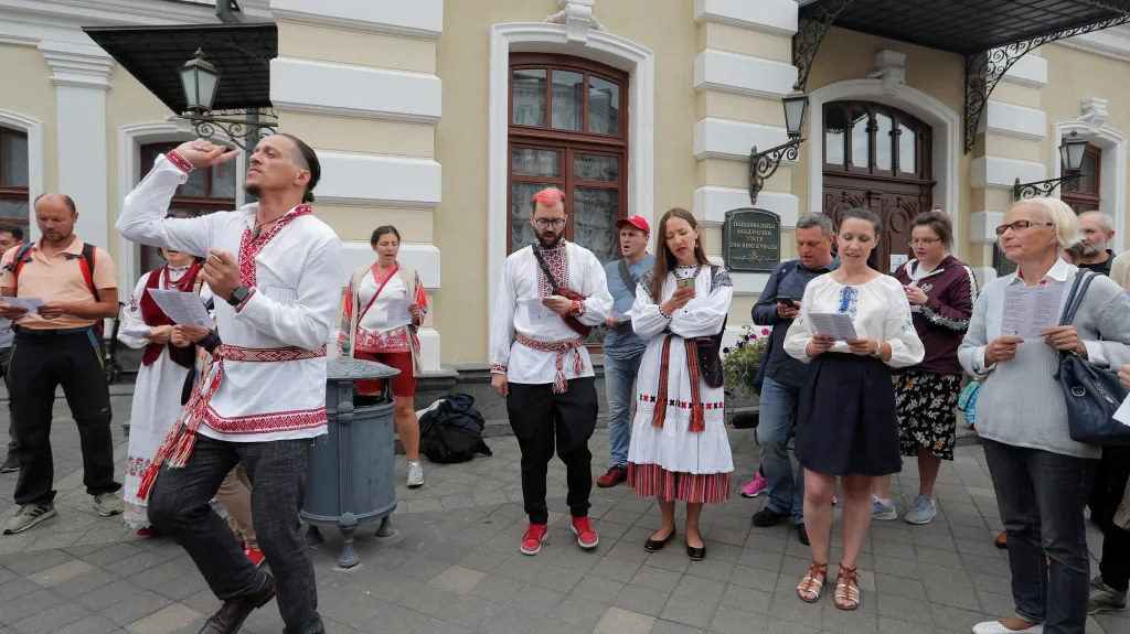 Lidé protestují před Národním akademickým divadlem Janka Kupala